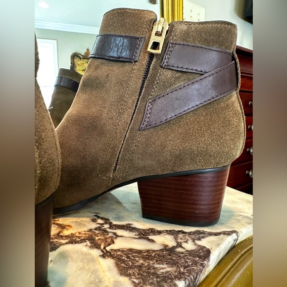 Coach- olive green/brown sueded booties with brown leather strapping - Picture 5 of 11